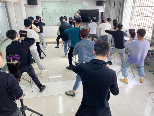 进攻专业发型师去店里学习成长快还是学校快