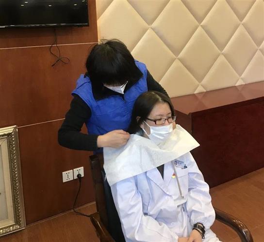 发型师提供公益理发服务向一线医护人员致敬
