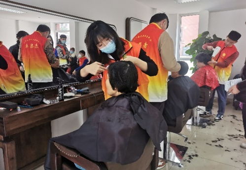 山东蓝翔美容美发学院师生志愿者为近百老人义务理发