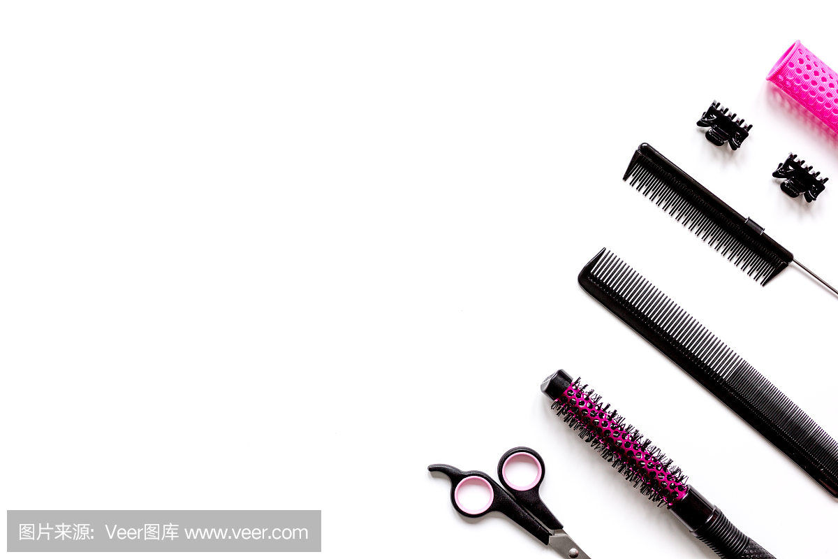 工具为头发造型的白色背景俯视图