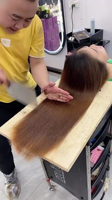 理发店最新推出的特色服务,美女很有勇气,成为第一名尝试的客户