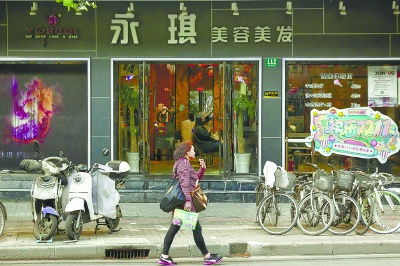 小伙掉美容美发销售陷阱,充值7万 称消费后体验不满意,服务项目价格虚高,要求店方退款被拒
