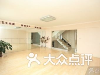 小男孩美容美发用品商行附近教育院校 丹东路与西一条街交叉口西北方向40米教育院校 长春